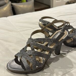 Naturalizer silver glitter comfort shoe